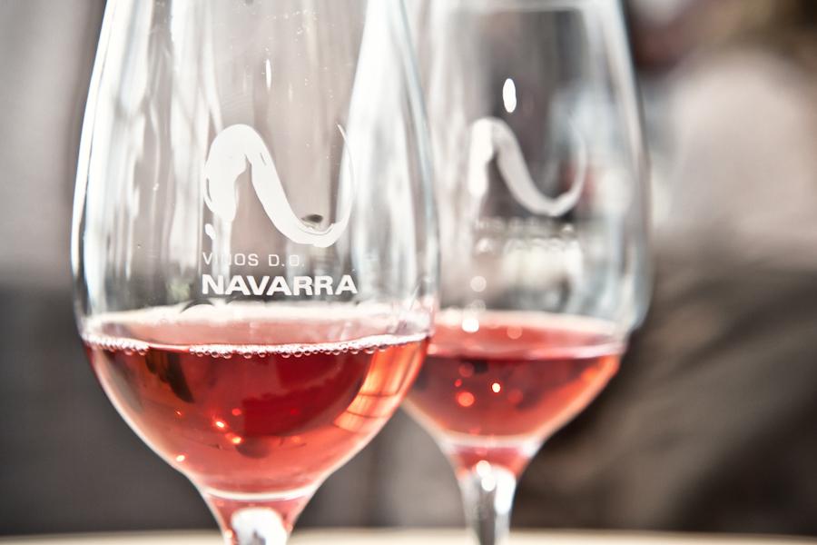Dos copas con vino rosado de Navarra